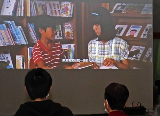 日本語字幕付きで上映された「ふるさとがえり」。ボイスガイドも加わり、観客たちは作品の世界に浸った＝播磨町西野添１