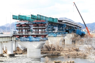 送り出し工法で工事が進む加古川橋＝加古川市加古川町本町