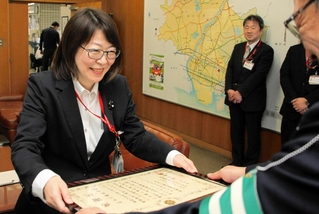感謝状を受け取る加古川郵便局の野中明美さん（左）＝加古川警察署