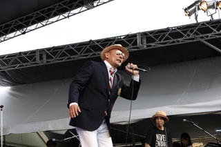 熱唱するクレイジーケンバンドの横山剣さん＝加古川市加古川町河原