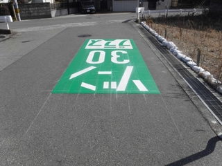 設置された路面標示＝播磨町北本荘１（提供）