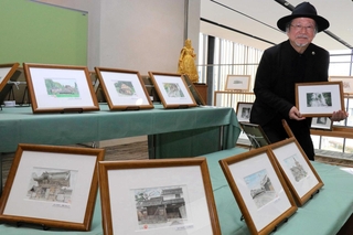 緻密に描いた絵はがき展を開く吉田文男さん＝高砂市立図書館