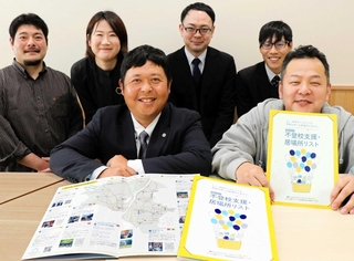 播磨地域近郊のフリースクールや大人、子どもの居場所を記した「不登校支援・居場所リスト」を紹介する製作陣ら＝加古川市役所北館