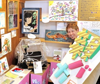親の褒め言葉が熱いアートフェス「親バカ展」。今回は３会場で展示する＝高砂市米田町古新