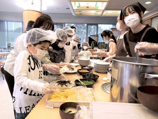 ４月のこども食堂のメニューはちらしずし。子どもたちが思い思いに具材をのせた＝加古川市平岡町新在家