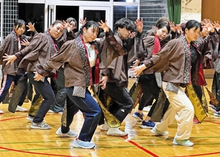 本番に向けて、練習を重ねる「舞ぇぇ華」のメンバーら＝平岡南小学校