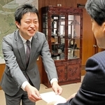 岡田康裕市長から辞令を受け取る船江恒平七段＝加古川市役所