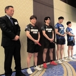 日の出医療福祉グループが立ち上げた卓球の実業団チーム。高島規郎監督（左）が率いる＝神戸市中央区、神戸メリケンパークオリエンタルホテル