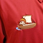 胸元に施された「ぼっくりん」の刺しゅう。テーマは「荒波を越えるぼっくりん」＝高砂市高砂町今津町