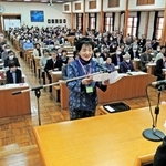 入学３万人を突破した「いなみ野学園」。２０２５年度入学式で新入生を代表して「喜びの言葉」を述べる池沢弘子さん＝加古川市平岡町新在家