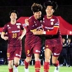 追加点を決め、チームメートと喜ぶ福島裕済選手（中央）＝日岡山公園