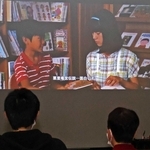 日本語字幕付きで上映された「ふるさとがえり」。ボイスガイドも加わり、観客たちは作品の世界に浸った＝播磨町西野添１