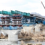 送り出し工法で工事が進む加古川橋＝加古川市加古川町本町