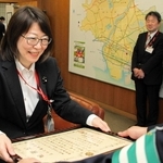 感謝状を受け取る加古川郵便局の野中明美さん（左）＝加古川警察署