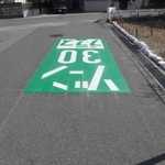 設置された路面標示＝播磨町北本荘１（提供）