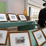 緻密に描いた絵はがき展を開く吉田文男さん＝高砂市立図書館