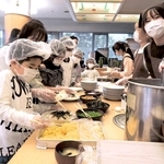 ４月のこども食堂のメニューはちらしずし。子どもたちが思い思いに具材をのせた＝加古川市平岡町新在家
