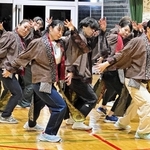 本番に向けて、練習を重ねる「舞ぇぇ華」のメンバーら＝平岡南小学校