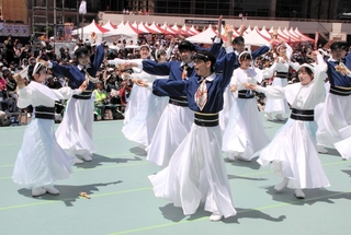 笑顔を浮かべて踊りを披露する出演者ら＝加古川市加古川町北在家