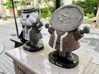 顔の部分が取れたデミーちゃんのモニュメント（右）。かっつんは無事だった＝加古川市加古川町寺家町