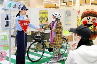 高砂署員から「五つの左」を教わり実践する参加者＝高砂市緑丘２