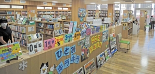 昨年オープンした両荘みらい学園の学校図書館。こちらは児童生徒が利用する１階。２階は住民が利用できる＝加古川市平荘町山角