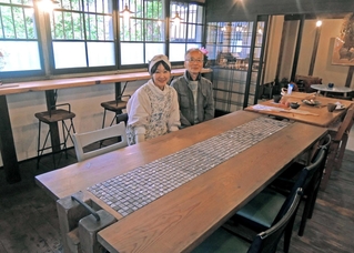元靴下工場をリノベーションした工義尚さん（右）と恵子さん＝加古川市志方町成井