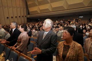 結婚５０年を祝い、一本締めをする夫婦ら＝加古川市加古川町北在家