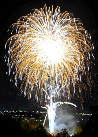 加古川まつり花火大会で打ち上げられた花火＝２０２３年１０月、加古川市加古川町
