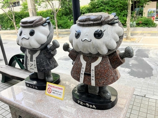 修復を終えたデミーちゃん（右）。触らないよう呼びかける掲示が設置されている＝加古川市加古川町寺家町