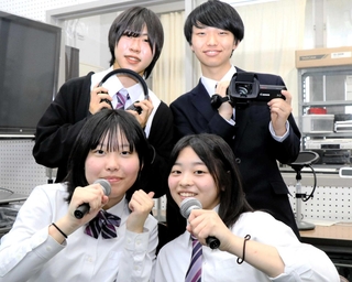 ため池を守る人たちを取材した東播磨高校放送部員＝稲美町中一色
