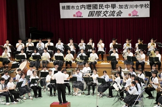 合同で演奏する加古川中と台湾の生徒＝加古川市加古川町備後