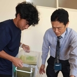 兵大メダカの水槽を移し替える西浦結生さん（左）と荒井小学校の矢野仁之校長＝高砂市荒井町東本町