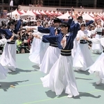 笑顔を浮かべて踊りを披露する出演者ら＝加古川市加古川町北在家
