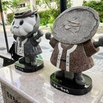 顔の部分が取れたデミーちゃんのモニュメント（右）。かっつんは無事だった＝加古川市加古川町寺家町