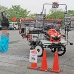 人工衛星電波で位置情報を補正し、自動で動く田植え機のデモンストレーション＝稲美町北山