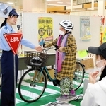 高砂署員から「五つの左」を教わり実践する参加者＝高砂市緑丘２