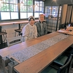 元靴下工場をリノベーションした工義尚さん（右）と恵子さん＝加古川市志方町成井