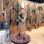 フォトスポットでポーズを決める折井匠さん。「アニメやゲームの主人公になった気分を味わって」＝大丸梅田店