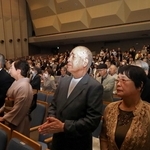 結婚５０年を祝い、一本締めをする夫婦ら＝加古川市加古川町北在家