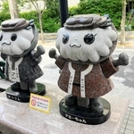 修復を終えたデミーちゃん（右）。触らないよう呼びかける掲示が設置されている＝加古川市加古川町寺家町