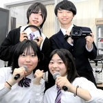 ため池を守る人たちを取材した東播磨高校放送部員＝稲美町中一色