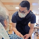 問診や触診で特別養護老人ホームの入所者の状態をチェックする診療看護師の渡部秀悟さん＝加古川市平荘町山角