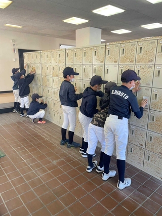 げた箱のさびを根気よく紙やすりで落とす子どもたち＝播磨町古宮４（播磨南高校同窓会提供）