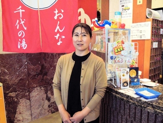 夫が急死後、銭湯を守り続ける伊藤美子さん＝加古川市加古川町溝之口