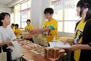 稲美町内のパン屋を取材し、文化祭でパンや焼き菓子を販売する東播磨高校「自然と人間探究類型」の２年生＝稲美町中一色