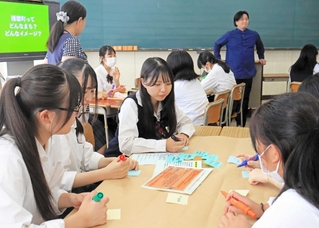 播磨町の将来像について想像を膨らませる生徒たち＝播磨南高校