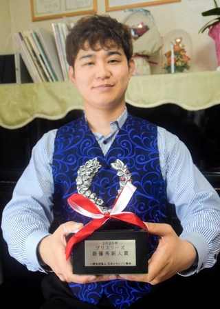 次世代シャンソン歌手発掘コンテストで最優秀新人賞に選ばれた平松隆壱さん＝加古川市上荘町都台