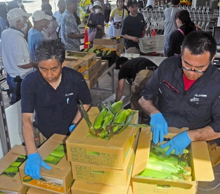 朝収穫したばかりのトウモロコシを求めて行列ができた＝稲美町六分一