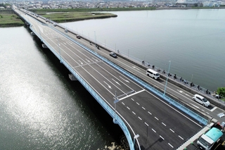 ５月末にドローンで撮影した相生橋。北側（写真では手前）の橋を拡幅し、右折レーンなどを設けた。南側の橋は６月から歩行者・自転車専用となっている（県加古川土木事務所提供）